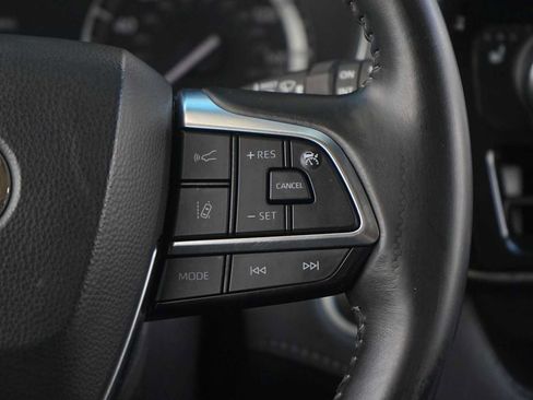 Used 2021 Toyota Highlander XLE AWD/4WD image 18