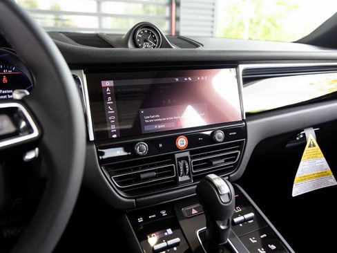 Certified 2025 Porsche Macan Base image 17