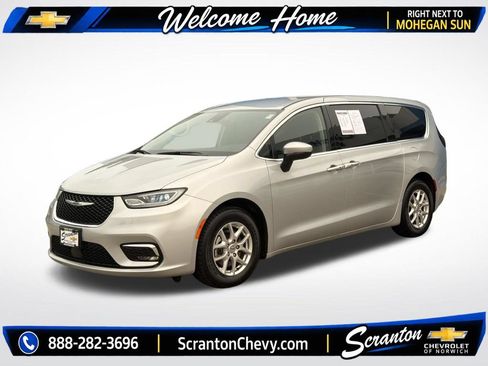 Used 2023 Chrysler Pacifica Touring-L FWD image 3