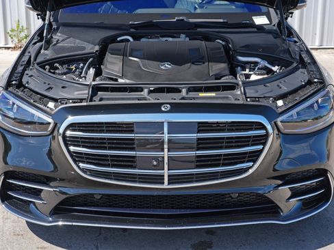 Used 2022 Mercedes-Benz S 580 4MATIC Sedan w/ AMG Line Package image 8