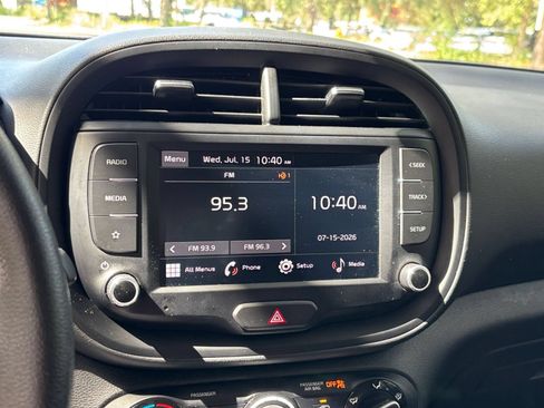 Used 2025 Kia Soul LX w/ LX Technology Package FWD image 19