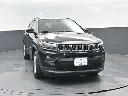Used 2025 Jeep Compass Latitude AWD/4WD image 2