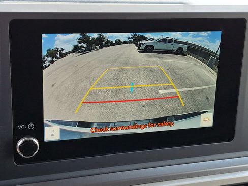 Certified 2025 Toyota Tacoma SR5 AWD/4WD image 16