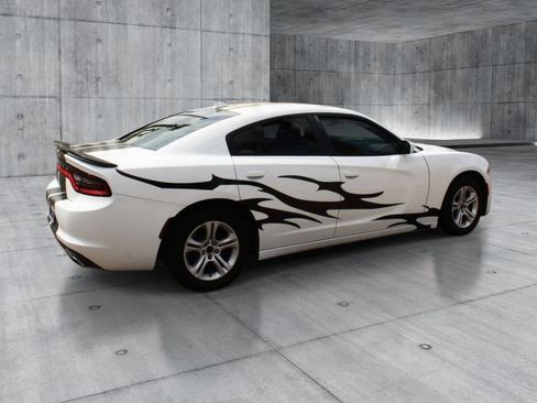 Used 2016 Dodge Charger SE RWD image 5