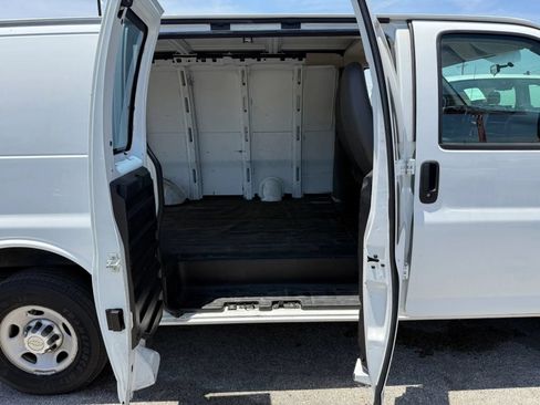 Used 2013 Chevrolet Express 2500 RWD image 18