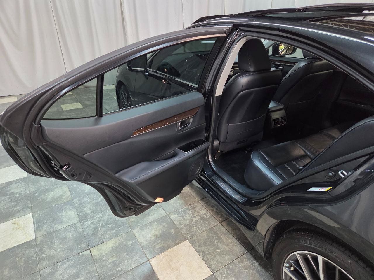 Used 2018 Lexus ES 350 w/ Luxury Package w/Wood Trim FWD image 11