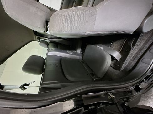 Used 2023 Nissan Frontier SV w/ Technology Package RWD image 27