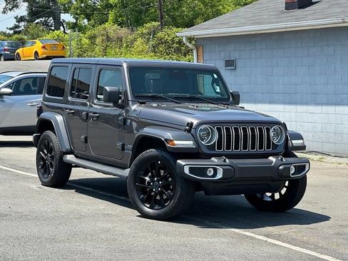 Used 2025 Jeep Wrangler Unlimited Sahara AWD/4WD image 44