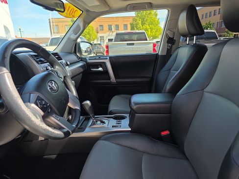 Used 2016 Toyota 4Runner SR5 Premium AWD/4WD image 2