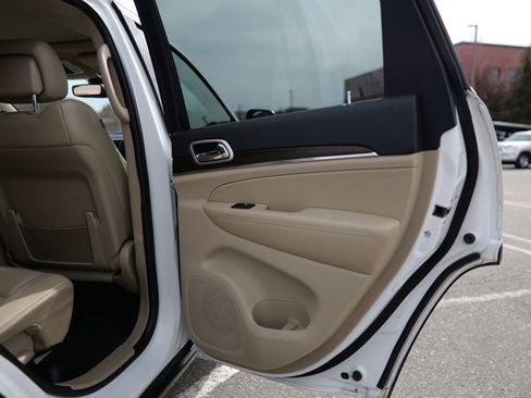 Used 2017 Jeep Grand Cherokee Limited w/ Luxury Group II image 28