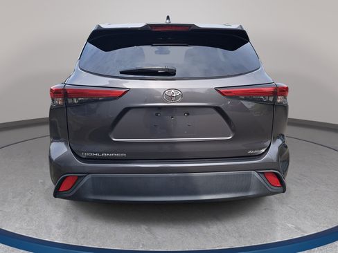 Used 2021 Toyota Highlander XLE FWD image 6