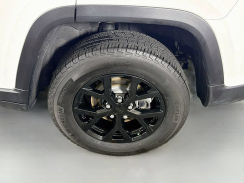 Used 2024 Jeep Grand Cherokee Altitude AWD/4WD image 36