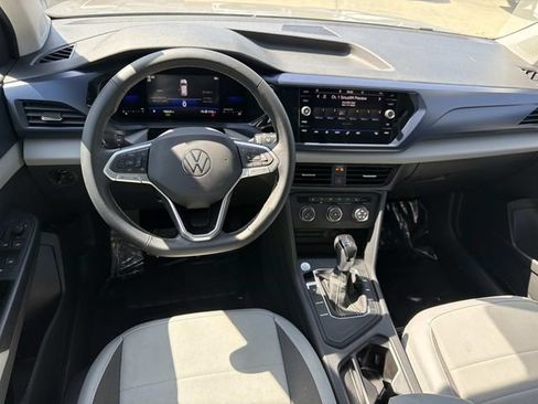 Used 2022 Volkswagen Taos SE w/ Panoramic Sunroof Package FWD image 7