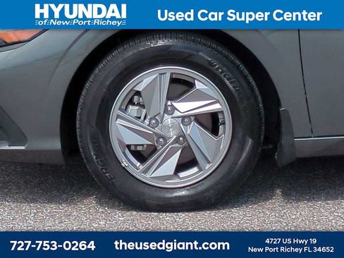 Used 2025 Hyundai Elantra SE FWD image 10