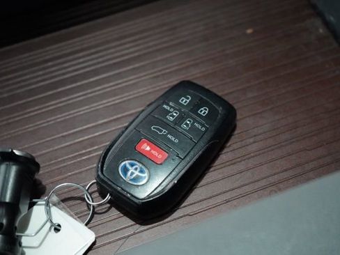 Used 2021 Toyota Sienna XLE image 38