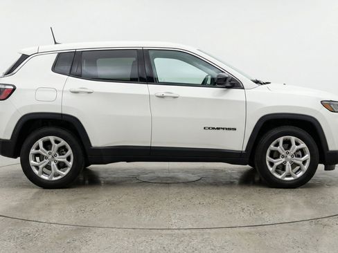 Used 2025 Jeep Compass Latitude image 11
