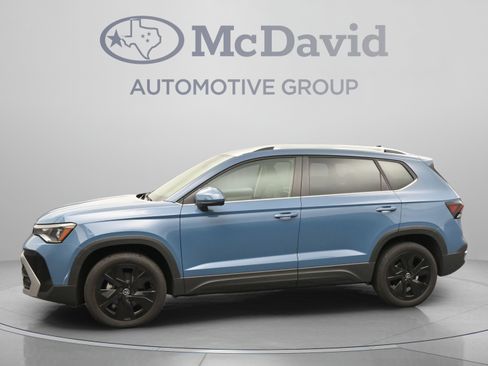 Used 2025 Volkswagen Taos SE w/ Black Wheel Package FWD image 5