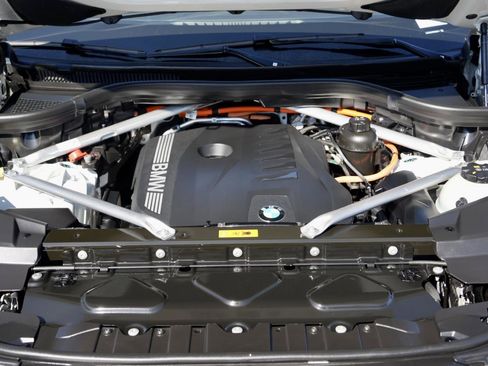 Used 2025 BMW X5 xDrive50e w/ M Sport Package image 23