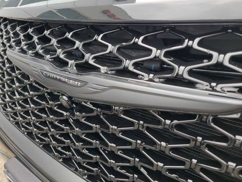 New 2023 Chrysler Pacifica Limited w/ Uconnect Theater Family Group image 11