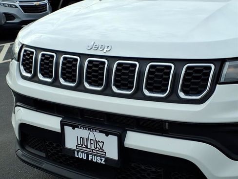 Used 2024 Jeep Compass Latitude image 32