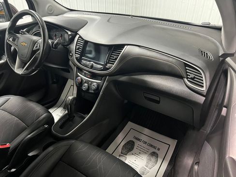 Used 2020 Chevrolet Trax LT w/ LT Convenience Package image 3