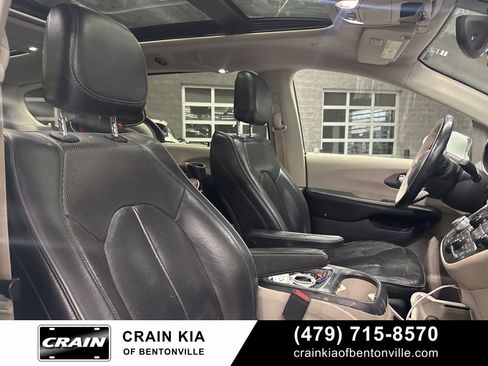 Used 2019 Chrysler Pacifica Limited image 11
