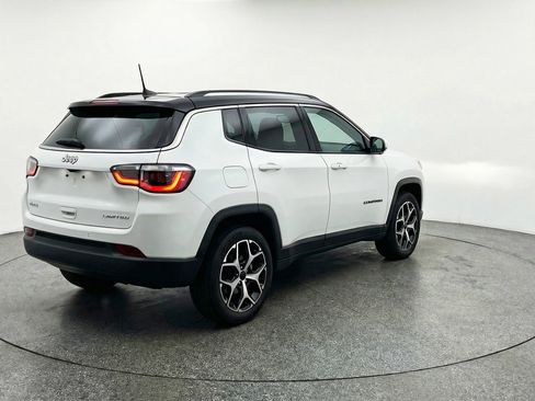 Used 2025 Jeep Compass Limited image 9