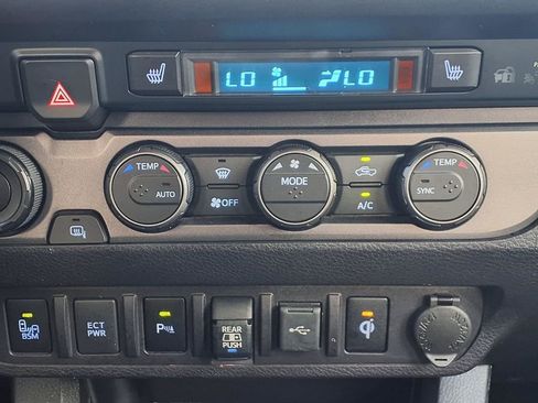 Used 2021 Toyota Tacoma TRD Sport w/ TRD Premium Sport Package AWD/4WD image 5