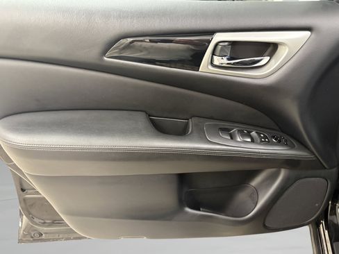 Used 2020 Nissan Pathfinder S image 25