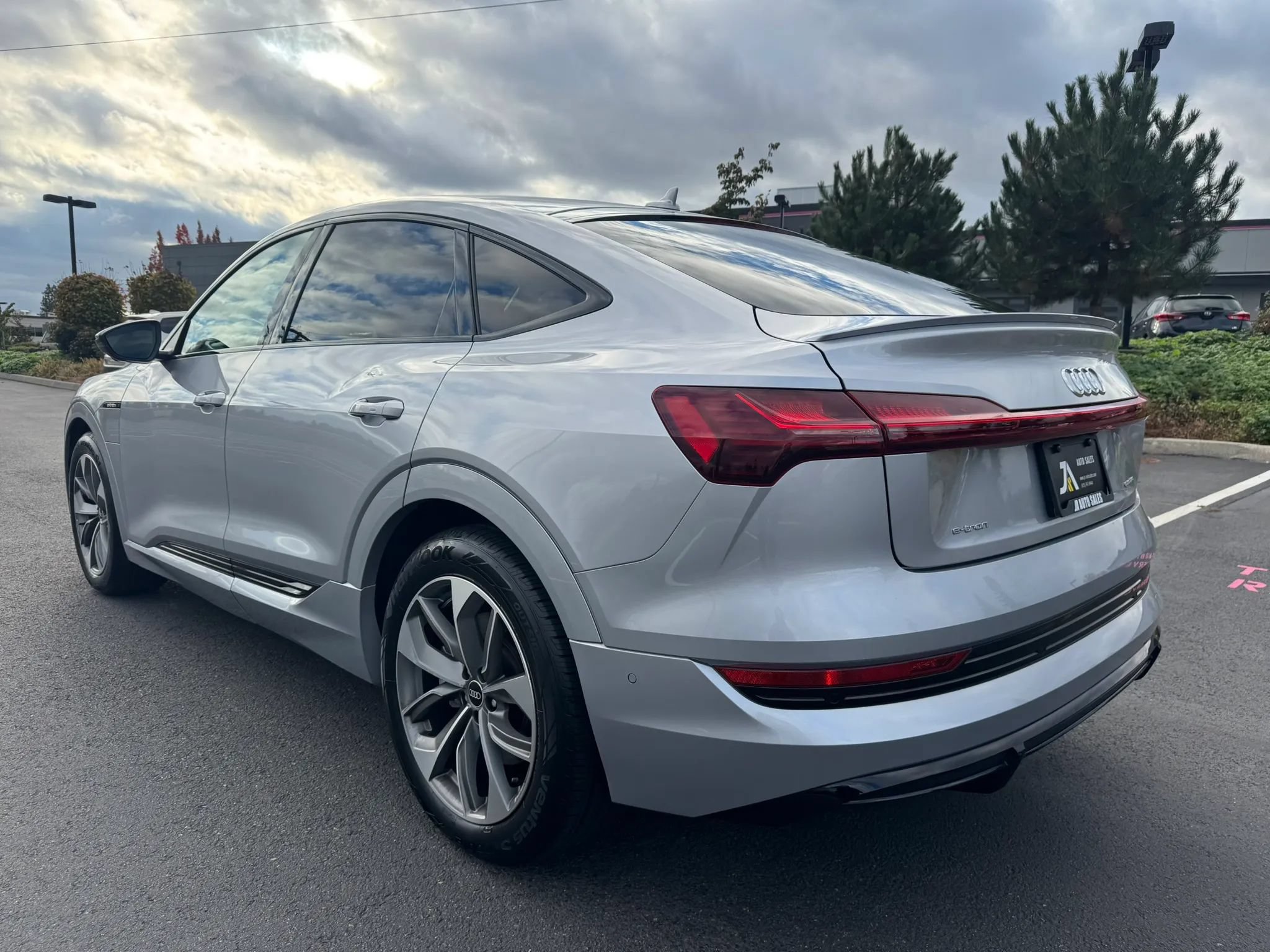 Used 2021 Audi e-tron Premium Plus w/ Premium Plus Package AWD/4WD image 8