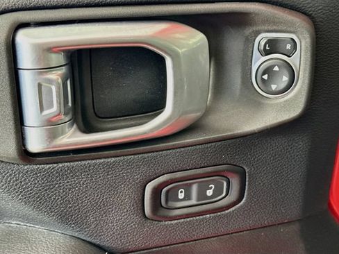 Used 2019 Jeep Wrangler Unlimited Sahara w/ Dual Top Group AWD/4WD image 22
