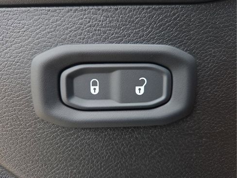 Used 2023 Jeep Wrangler Unlimited Rubicon AWD/4WD image 12