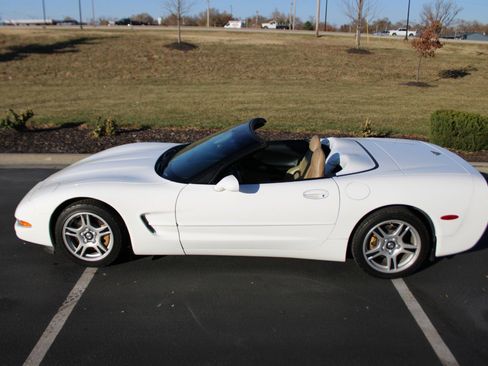 Used 1998 Chevrolet Corvette Convertible image 10