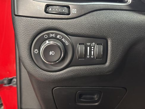 Used 2019 Jeep Cherokee Trailhawk AWD/4WD image 19