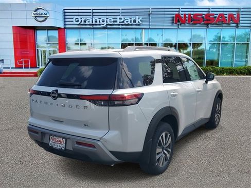 New 2025 Nissan Pathfinder SL image 2