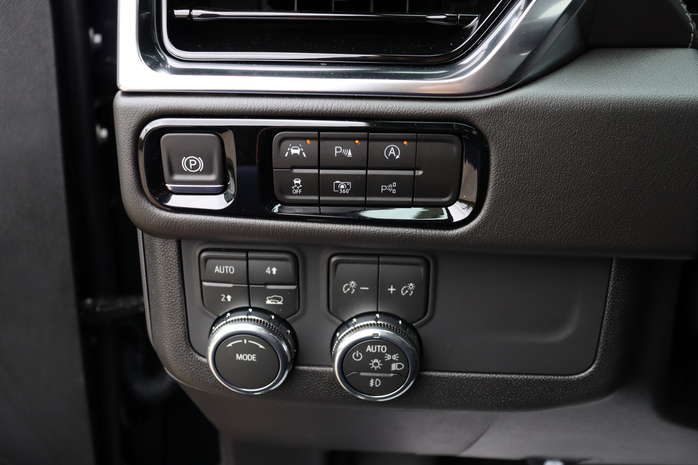 New 2026 GMC Yukon Denali w/ Sun & Power Step Package AWD/4WD image 24