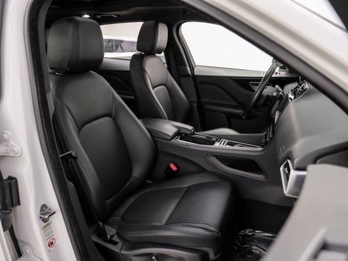 Used 2019 Jaguar F-PACE Premium image 32