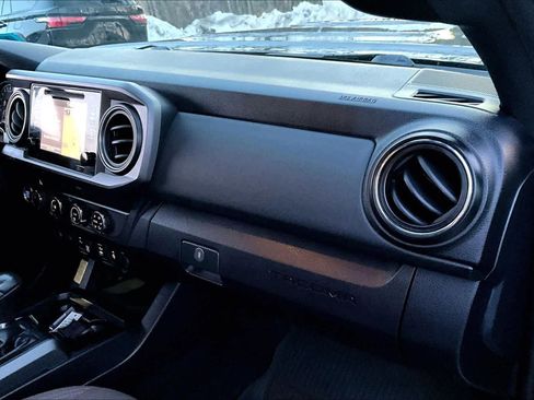 Used 2019 Toyota Tacoma TRD Sport w/ Technology Package image 17