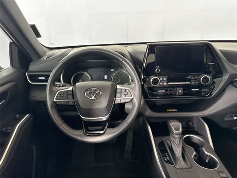 Used 2023 Toyota Highlander XSE FWD image 32