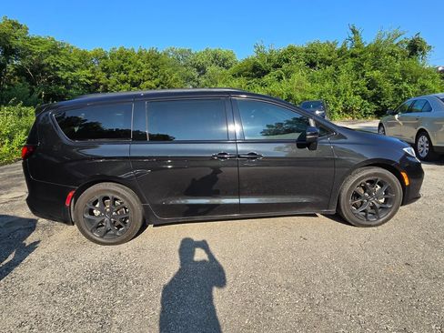 Used 2023 Chrysler Pacifica Touring-L w/ S Appearance Package FWD image 9