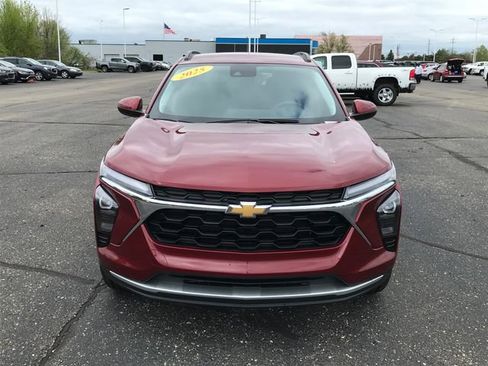 Certified 2025 Chevrolet Trax LT FWD image 2