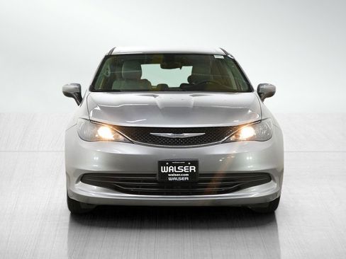 Used 2017 Chrysler Pacifica Touring w/ Tire & Wheel Group FWD image 8