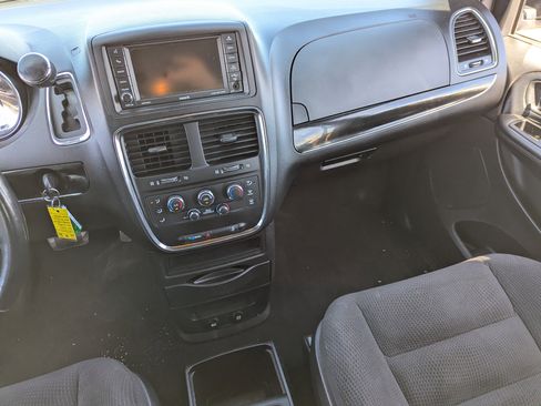 Used 2020 Dodge Grand Caravan SE image 18