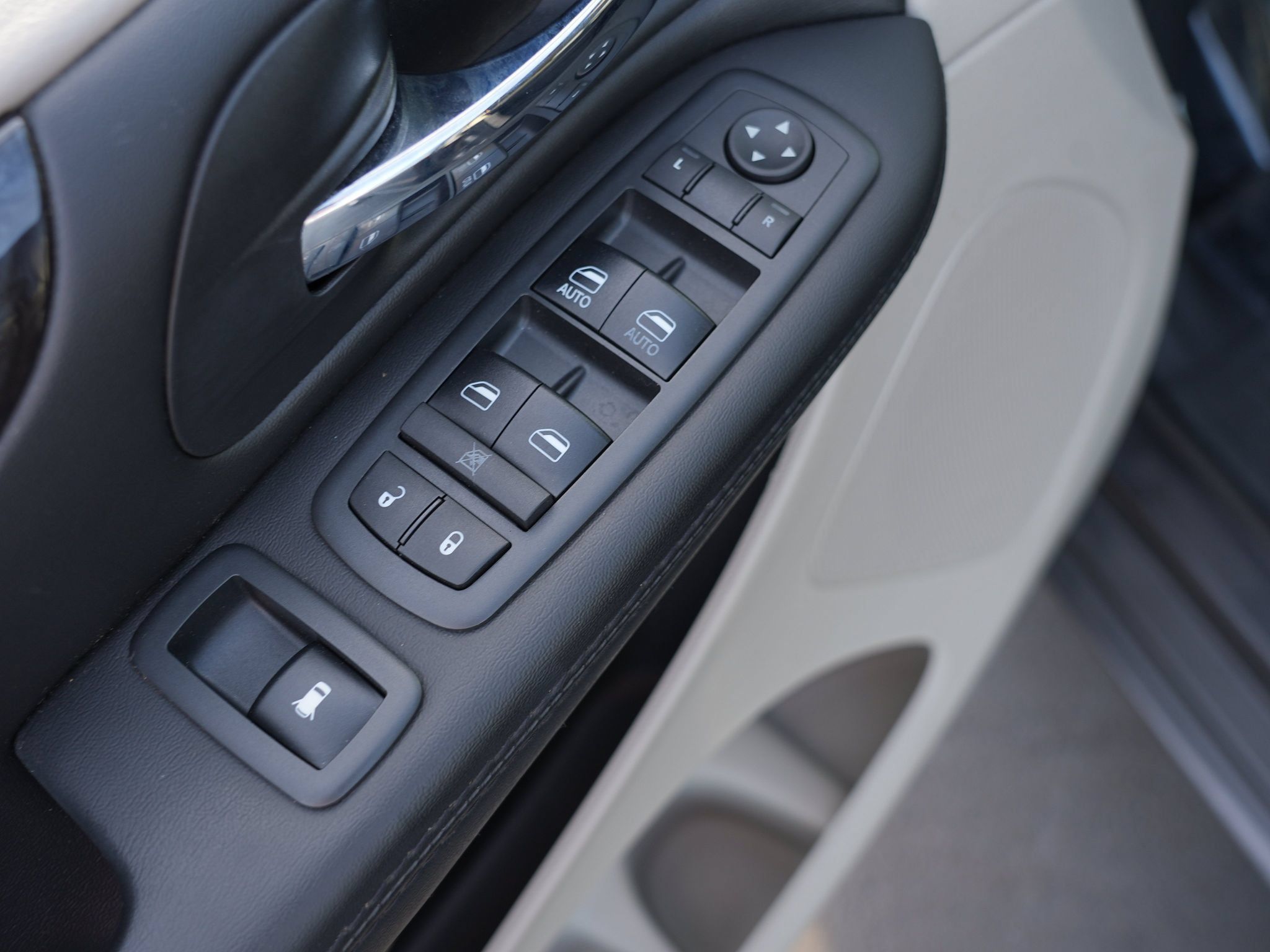 Used 2018 Dodge Grand Caravan SE w/ UConnect Hands-Free Group FWD image 17