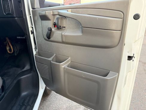 Used 2015 GMC Savana 3500 image 17