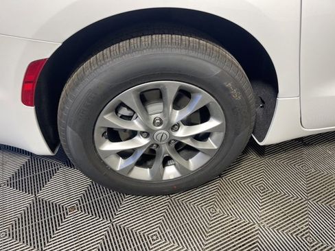 New 2026 Chrysler Pacifica Select image 7