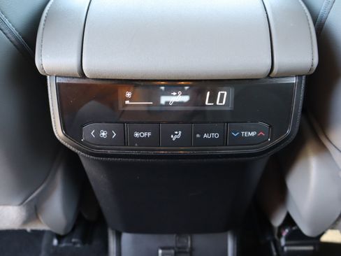 Used 2022 Toyota Highlander XLE AWD/4WD image 35