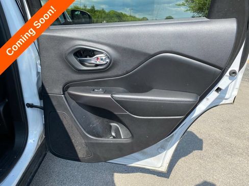 Used 2020 Jeep Cherokee Latitude FWD image 30