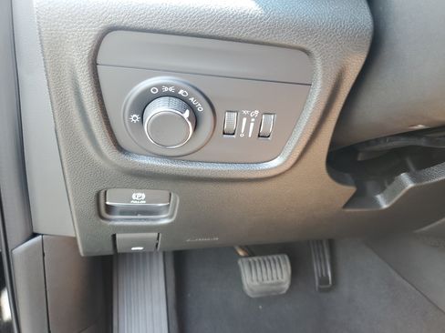Used 2025 Jeep Grand Cherokee Laredo w/ Luxury Tech Group I AWD/4WD image 23