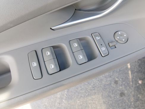 Used 2023 Hyundai Elantra SEL w/ Convenience Package image 17